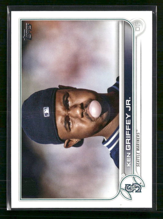 Ken Griffey Jr. 2022 Topps #185b Legend blowing bubble - Front